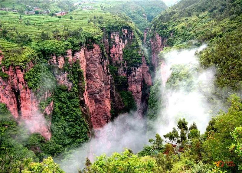 云南昆明楚雄企業(yè)徒步團(tuán)建露營之旅推薦：楚雄武定插甸鄉(xiāng)水城村+武定己衣大裂谷徒步之旅